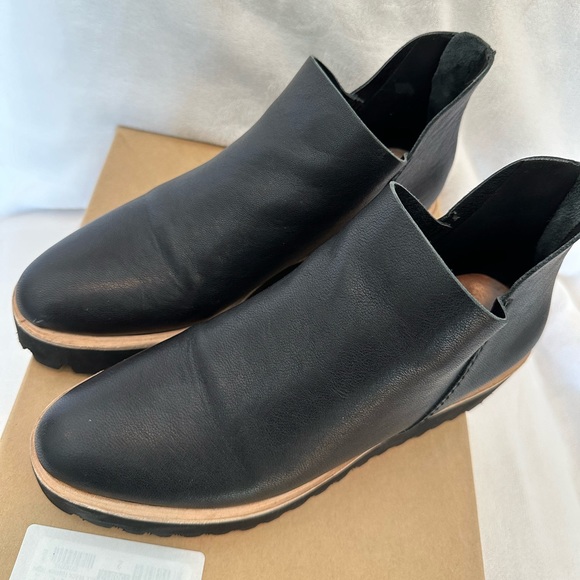 ALL BLACK Flatform Tread Shootie Sz 40.5/10 - Picture 2 of 7